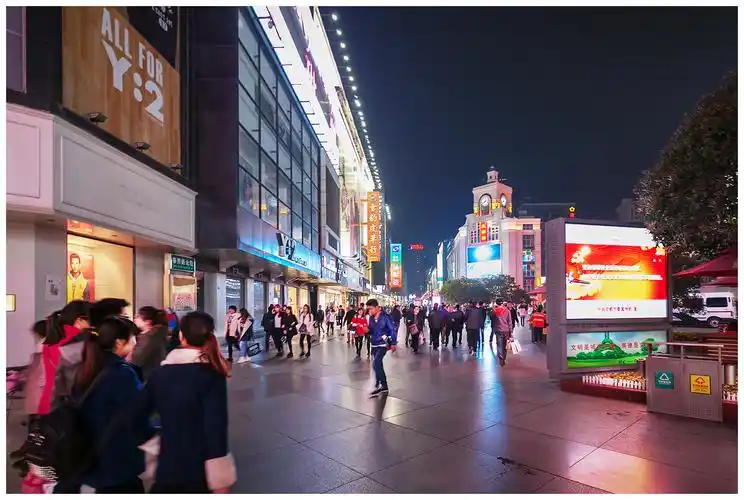 三五成群逛街的人们.