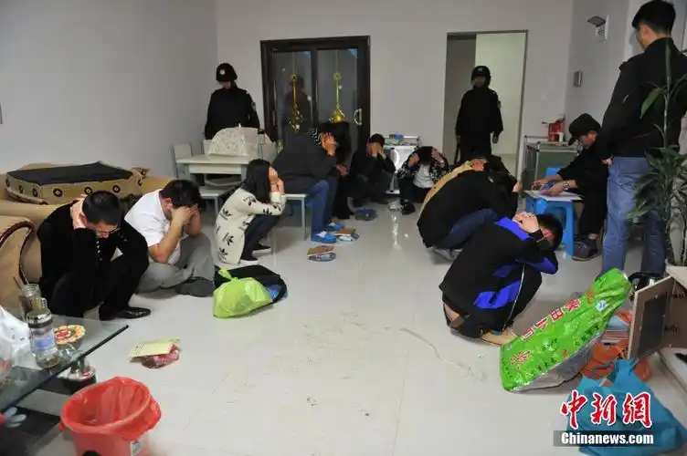 昆明警方深夜捣毁传销窝点 80余名嫌疑人被带走