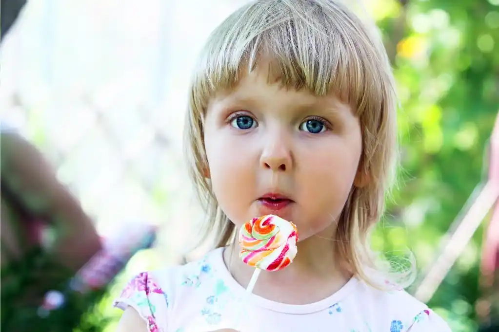 有棒棒糖的小女孩,吃棒棒糖的可爱小女孩