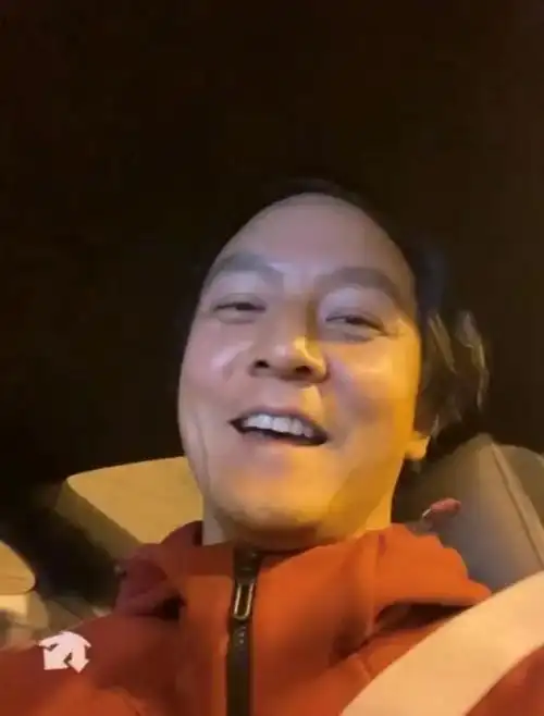 说视频中的吴彦祖不修边幅,变化太大,但没想到,就这样直男角度的自拍