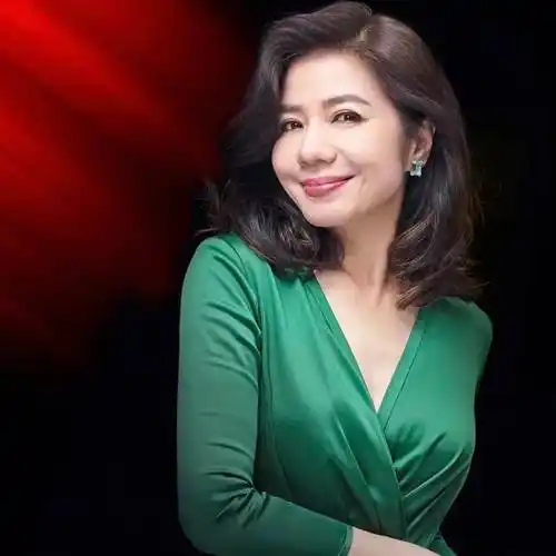 原创60岁钟楚红不显老炫彩长裙女神范岁月沉淀后的优雅