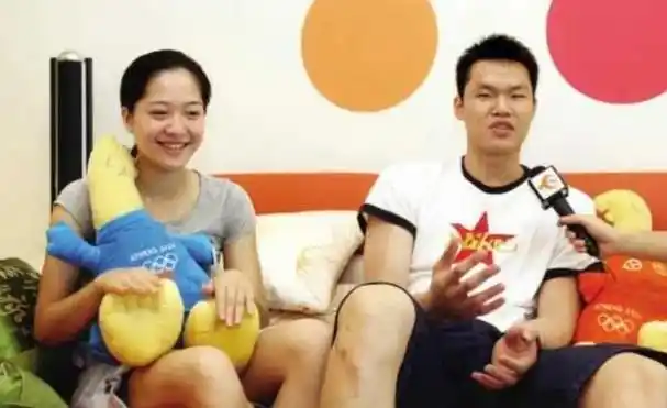 于是,他就趁机溜了过来,想要和胡美留个合影,满足自己的好奇心.