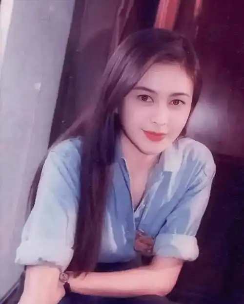 看到她年轻时的照片:实至名归_关之琳_美女_游泳