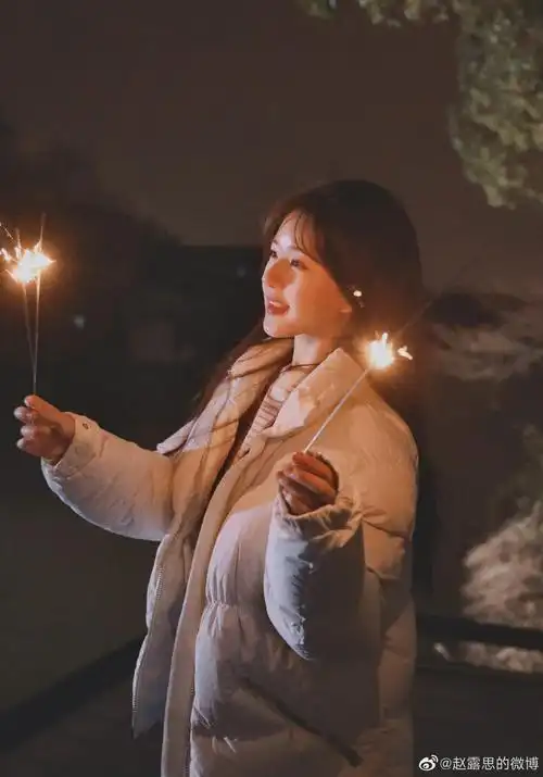赵露思烟花写真大片 身穿白色上衣手拿烟花棒,好美啊!