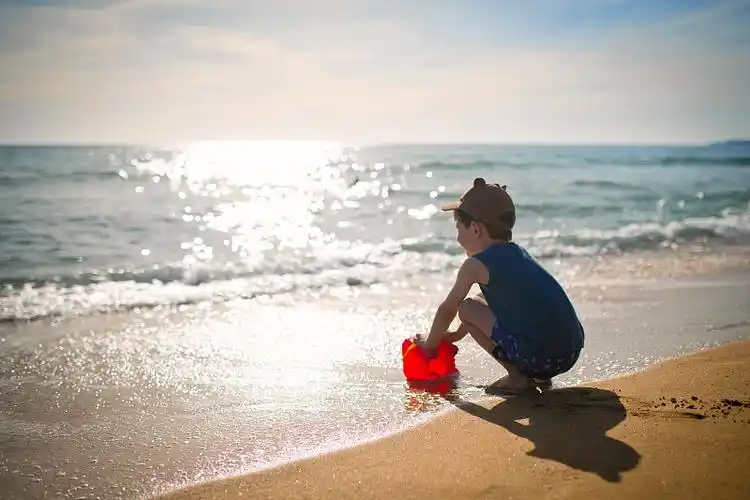 暑假孩子在海滩上玩耍图片下载