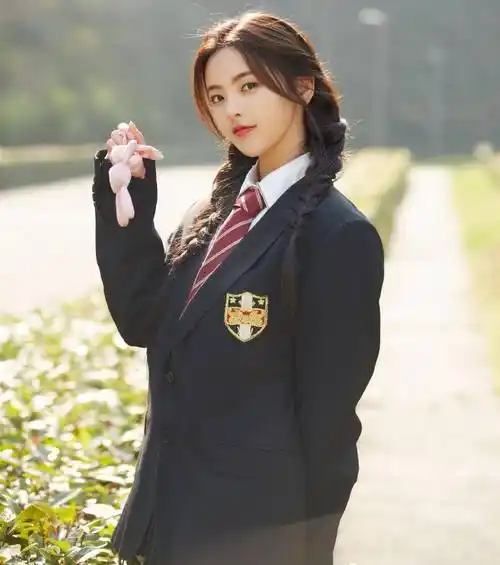 《极限挑战》寻宝之旅首张海报出炉:何洛洛风韵十足,杨超越热血澎湃