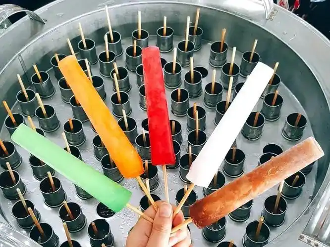 泰国街头会有许多小贩推车卖现做的手摇冰棍儿,这种冰棍儿是在完全不