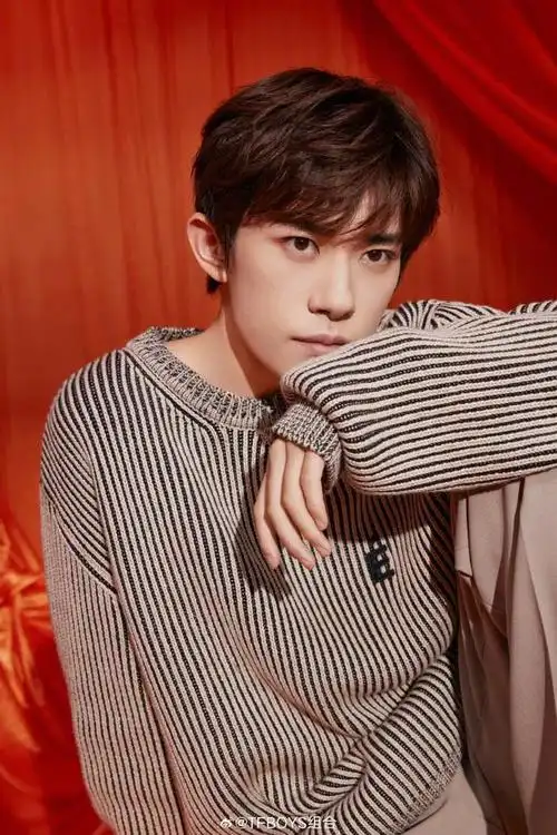 tfboys发布最新官方合照写真共同见证少年由青涩懵懂到璀璨耀眼