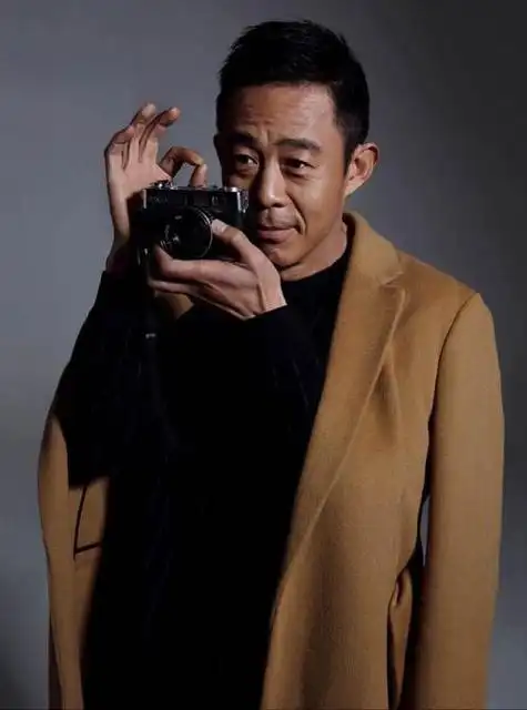 老戏骨侯勇:三婚两离,曾抛弃糟粕之妻,50岁三婚娶小25岁女粉丝