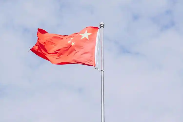 晨霭中那一面鲜艳的国旗