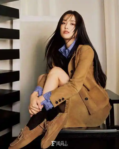 原创佟丽娅最新写真曝光各种内衣式穿搭展露好身材大方秀香肩美腿