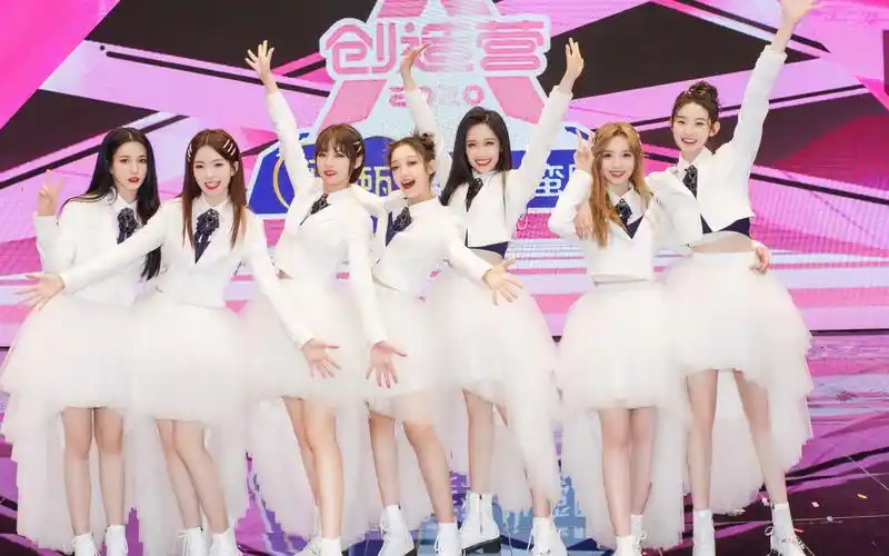 硬糖少女303全员发文陈卓璇七个人一起站在山顶