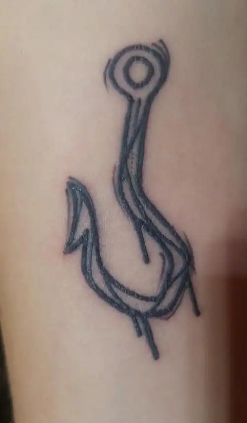 大腿纹身图女 女生大腿上黑色的鱼钩纹身图案