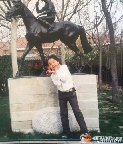 王元雯从小就是美女胚子,小时候的她和威廉弟弟一模一样,血缘真是奇妙