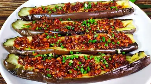 烧烤摊必点的烤茄子,老刘教你在家做,用一个微波炉就搞定!