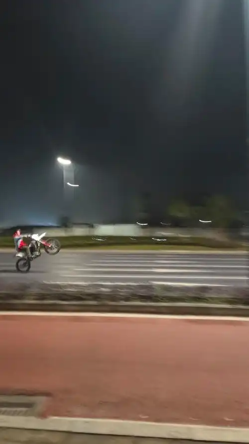 曾家大道摩托车炸街正文