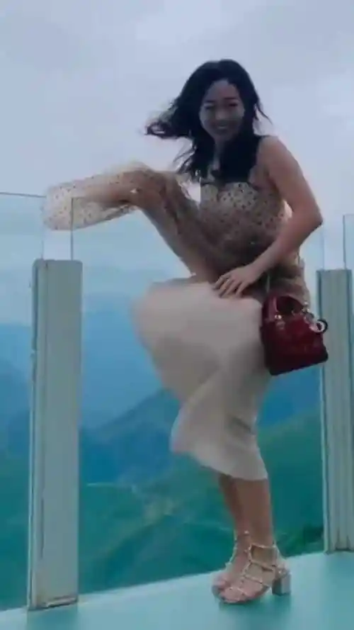 风太大裙子飘起来了