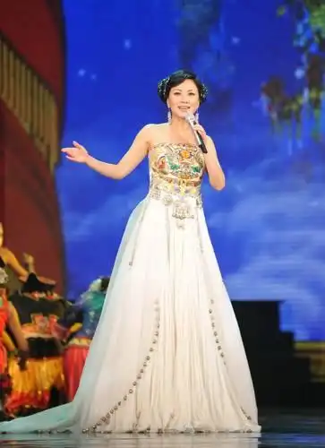 张燕北大拍情景音乐片 《美丽的旗帜》独具特色