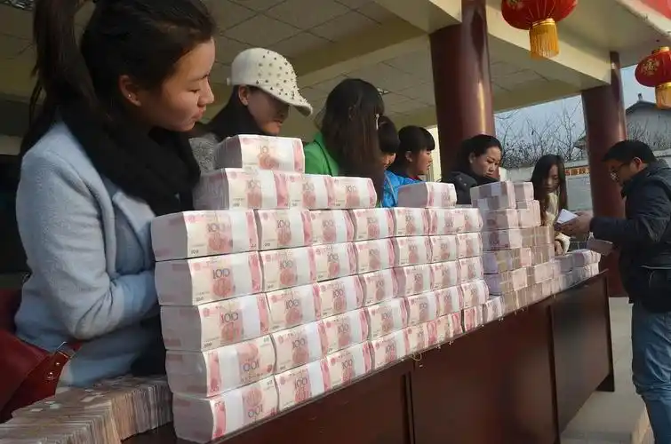 在数钱的村民年轻女子们