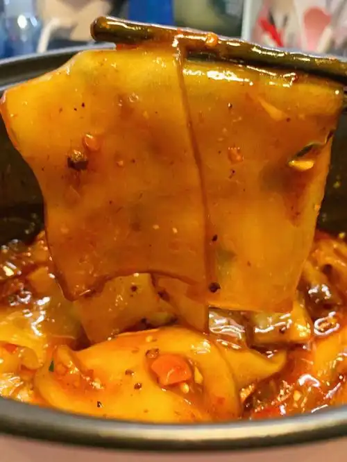 配料包也超级多鲜香麻辣 宽粉吃起来超级q 弹每一根宽粉都挂满了汤汁