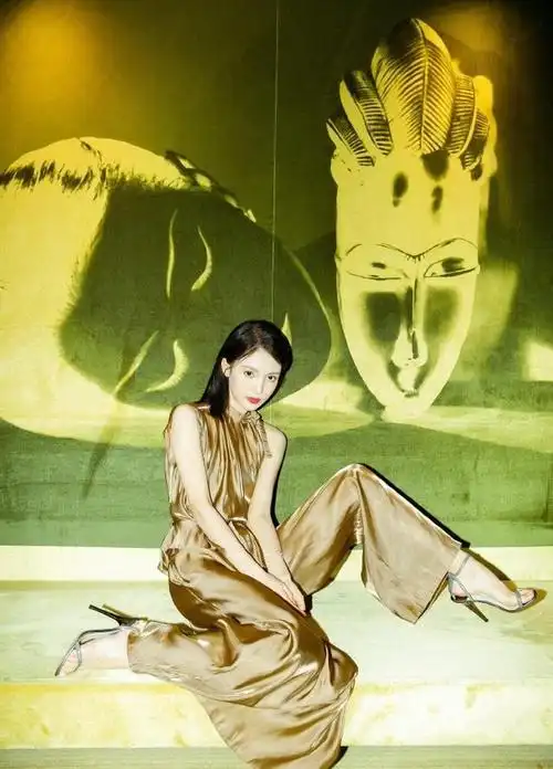 金晨一组造型拍2小时惹怒摄影师看到脚网友纷纷吐槽不值得