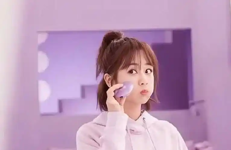 杨紫又美了!紫色皮草吊带裙,花仙紫风来了!_发型_长相_观众