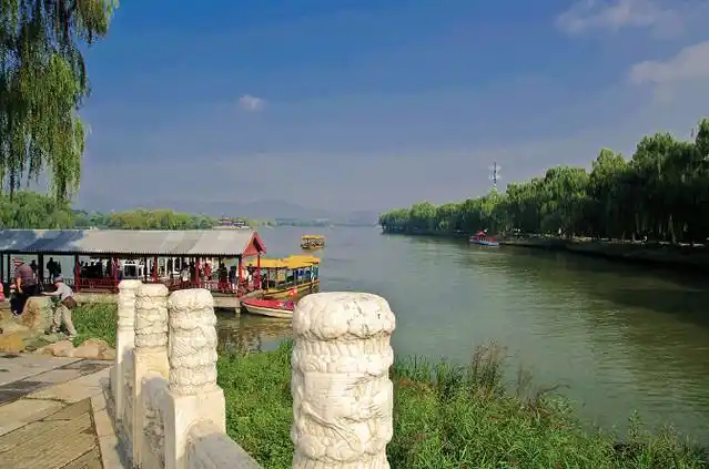 慈禧是从万寿寺到颐和园水木自亲码头,进入乐寿堂.