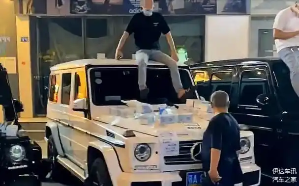 武汉夜市摆摊涌现多辆超跑豪车,看似卖货,其实是"富二代炫富"