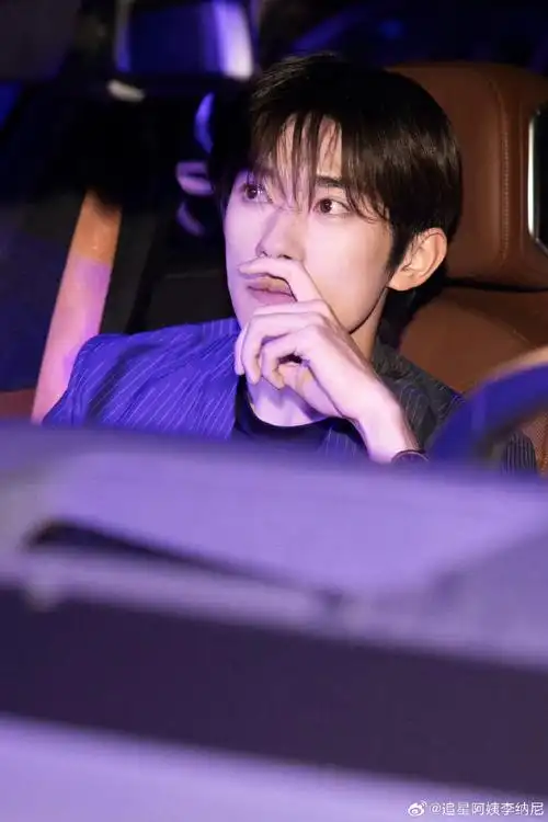 易烊千玺竖纹蓝西装