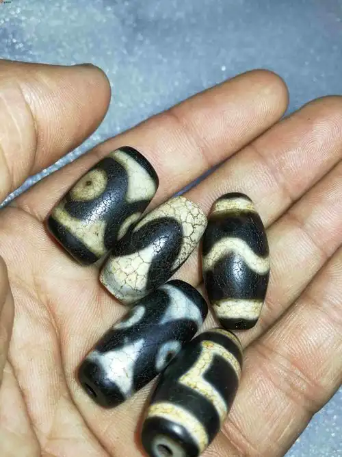 新收的5个老天珠,风化纹明显,,,,特价120