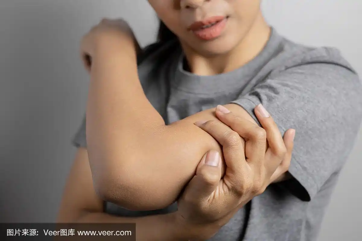 手臂疼痛的女人.