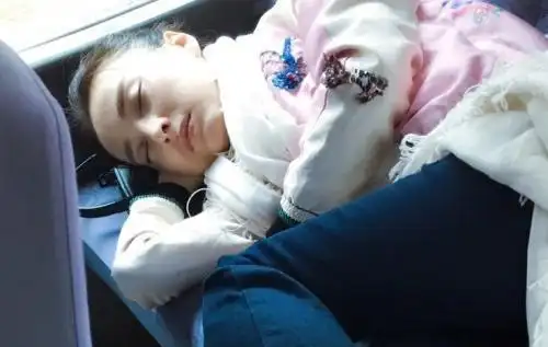 明星睡姿,朱一龙最撩人,杨颖毁形象,而她毫无偶像包袱!