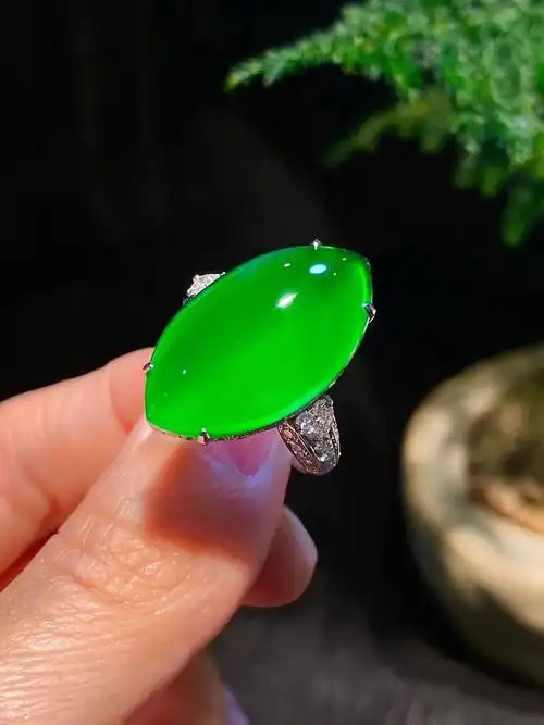 18k金镶嵌高冰老种阳绿缅甸翡翠马眼戒面戒