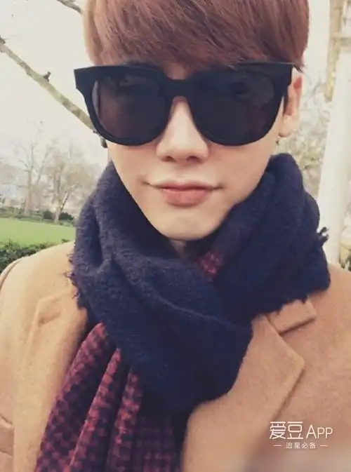 当然当然,李钟硕戴墨镜还有很多很多帅照,大家最喜欢哪一张呀?