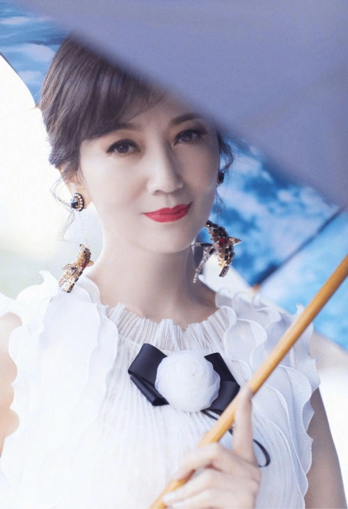 9月23日,赵雅芝在社交平台发布了一组照片并配文"雨后初晴,蓝天白云".