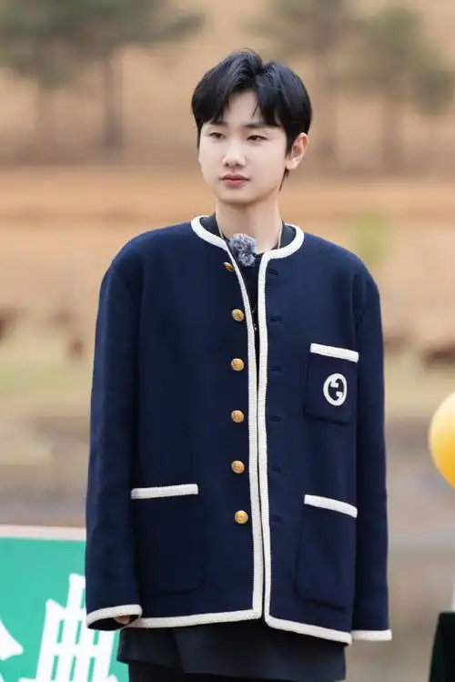 汪苏泷出发录制新一季的桃花坞啦综艺感强,风趣幽默又有梗,节目中的