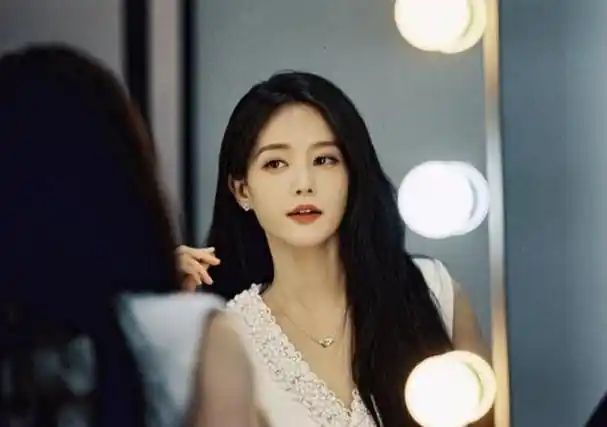 李一桐素颜怼脸照曝光!眼无神肤色暗黄被嘲似路人,拍照面露不耐