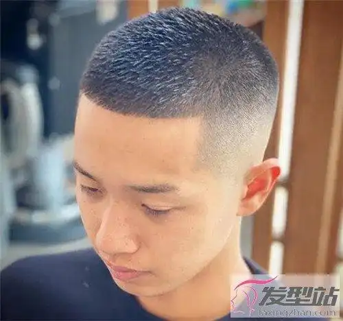 男生的头发普遍都比较粗硬,而这发质的男生,像剃寸头,平头等都很阳刚