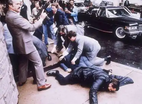 请问美国里根总统遇刺身亡后是怎样选出新总统的?