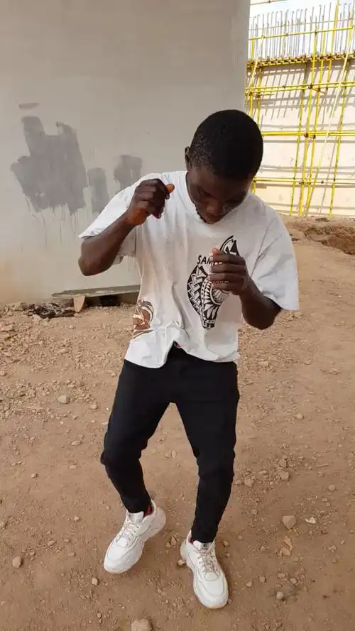 非洲小黑哥听到音乐就跳了起来