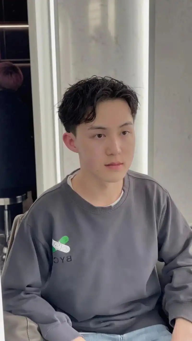 浅烫一个小奶狗发型