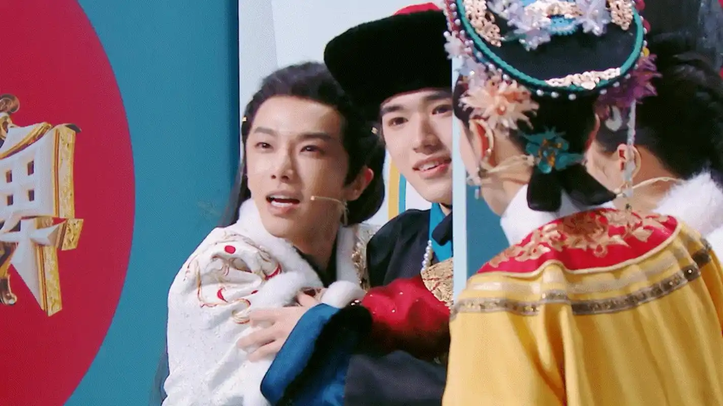 在"口口相传"游戏中,华晨宇yu 和时代少年团