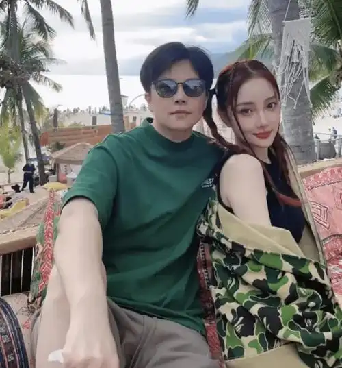 李小璐高调晒出亲密合影,被疑新恋情,知情网友火速曝光真实身份_状态