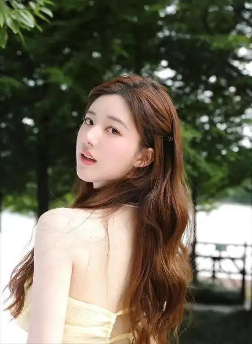 赵露思发量多就是好看穿黄色蛋糕裙拍照尽显夏日清爽活力