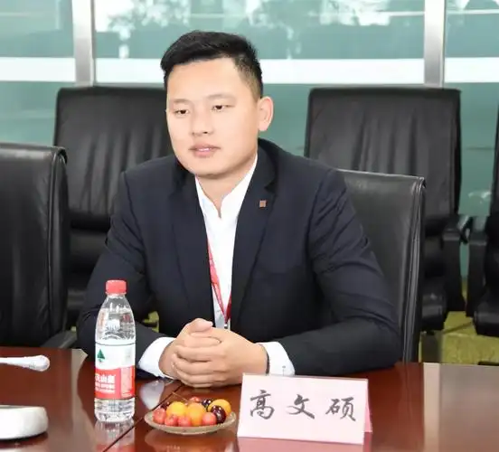 高力商业管理咨询有限公司总经理柏俊,上海冠城投资集团董事长仇明芳