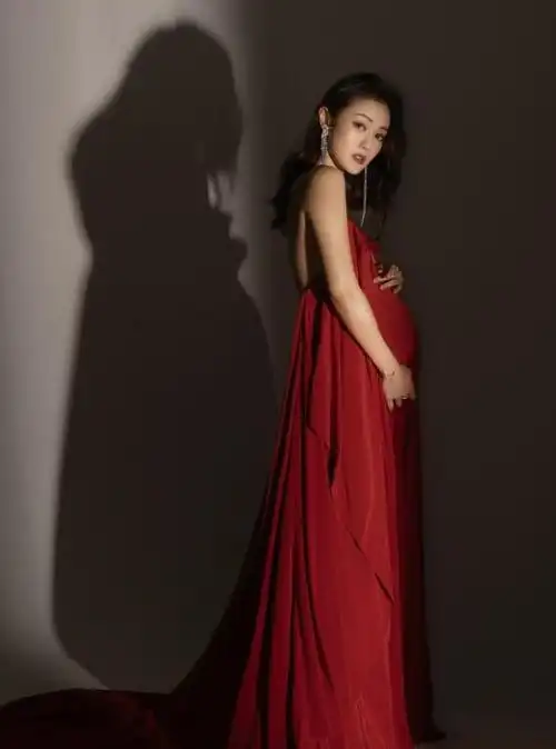 香港女星怀胎9月晒火辣孕妇照中门大开烈焰红唇分外迷人