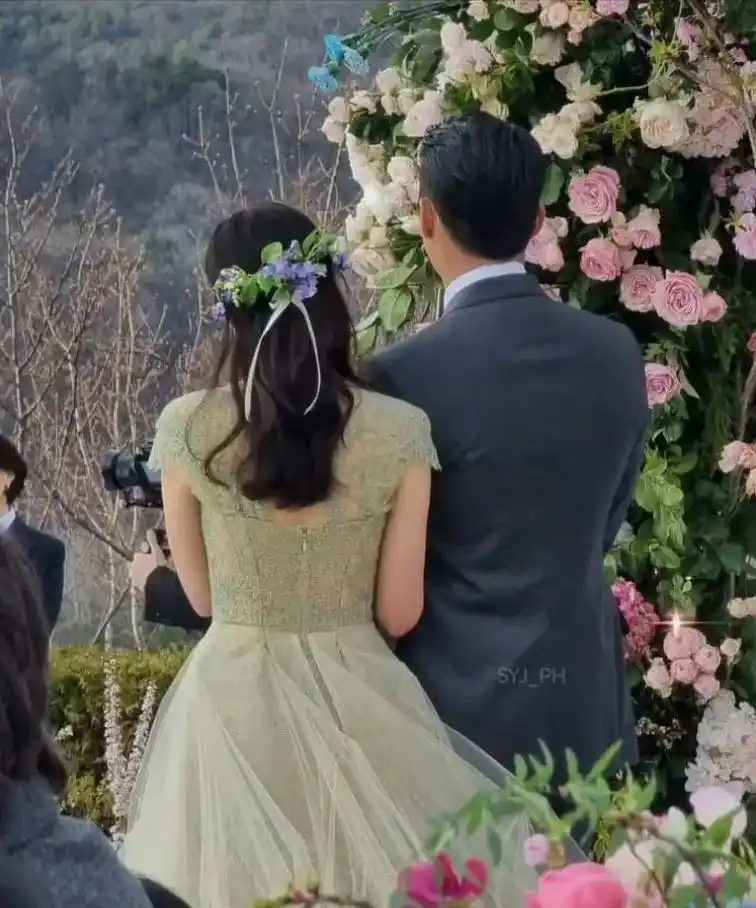 我们磕的cp也太甜了吧!孙艺珍挽着玄彬的背影照真的好唯美 - 抖音