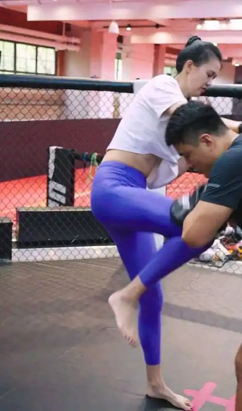 27岁张常宁练搏击,穿紧身衣露小肚腩,长腿亮眼_退役_郎平_一代