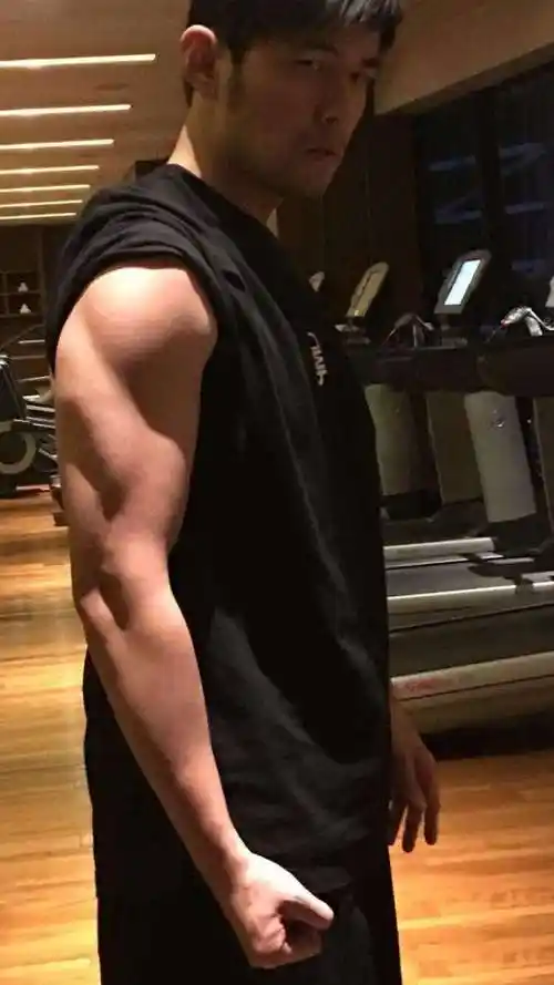 周杰伦健身房晒肌肉,线条感爆棚