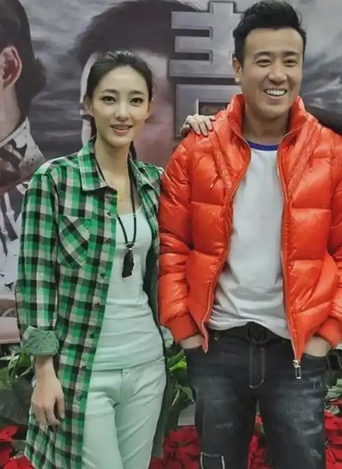 王丽坤和于和伟的合影,看他们两位的穿搭糊涂不?